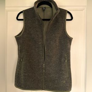 Mountain Hardwear women’s fleece vest EUC size medium , collared , dark green